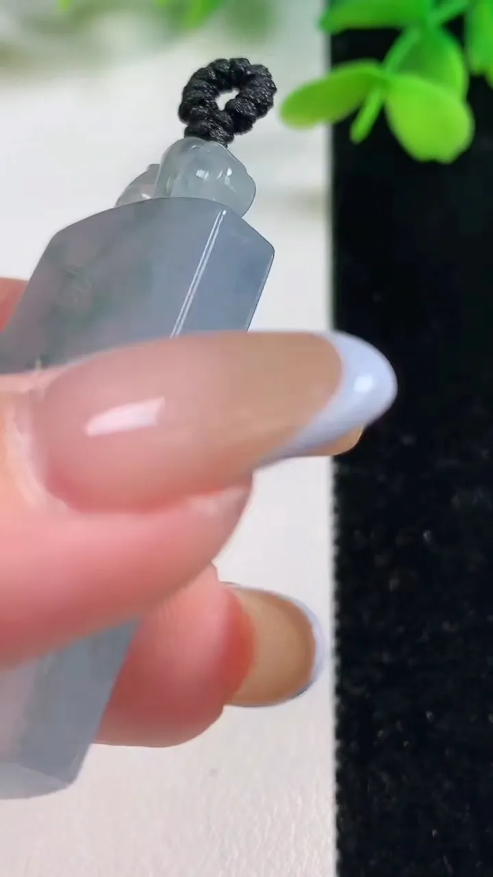 天然A货翡翠种飘花无事牌吊坠，尺寸43.6-25.2-5.7，重量:20.23g
11月2日