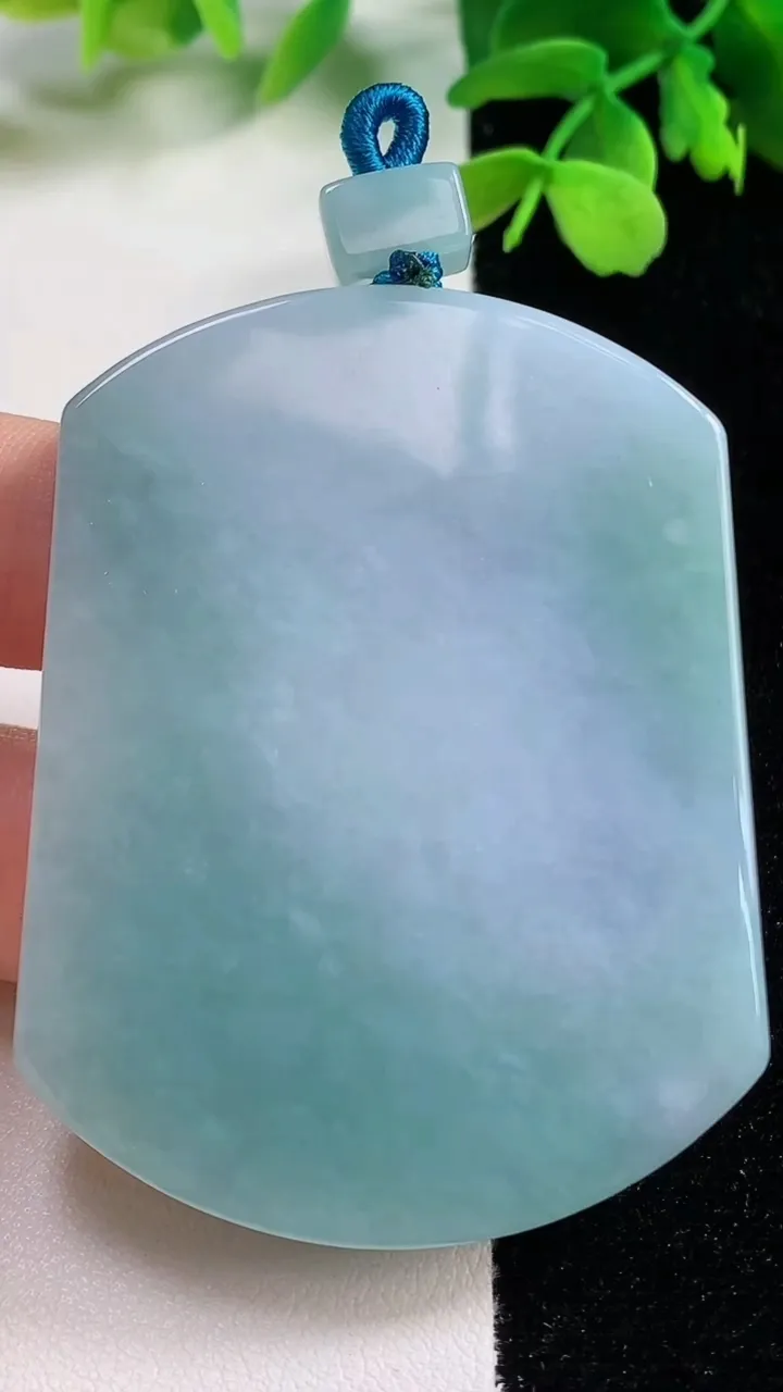 天然A货翡翠春带彩紫罗兰无事牌吊坠，尺寸58.4-44.4-6.3，重量:46.34g
11月2日