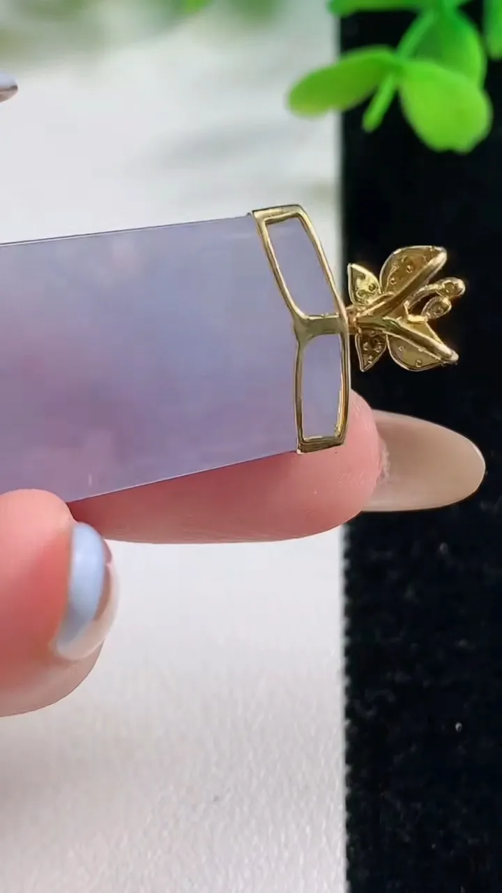 天然A货翡翠18K金紫罗兰无事牌吊坠，尺寸35.6-18.7-5.2，重量:10.00g
11月2日