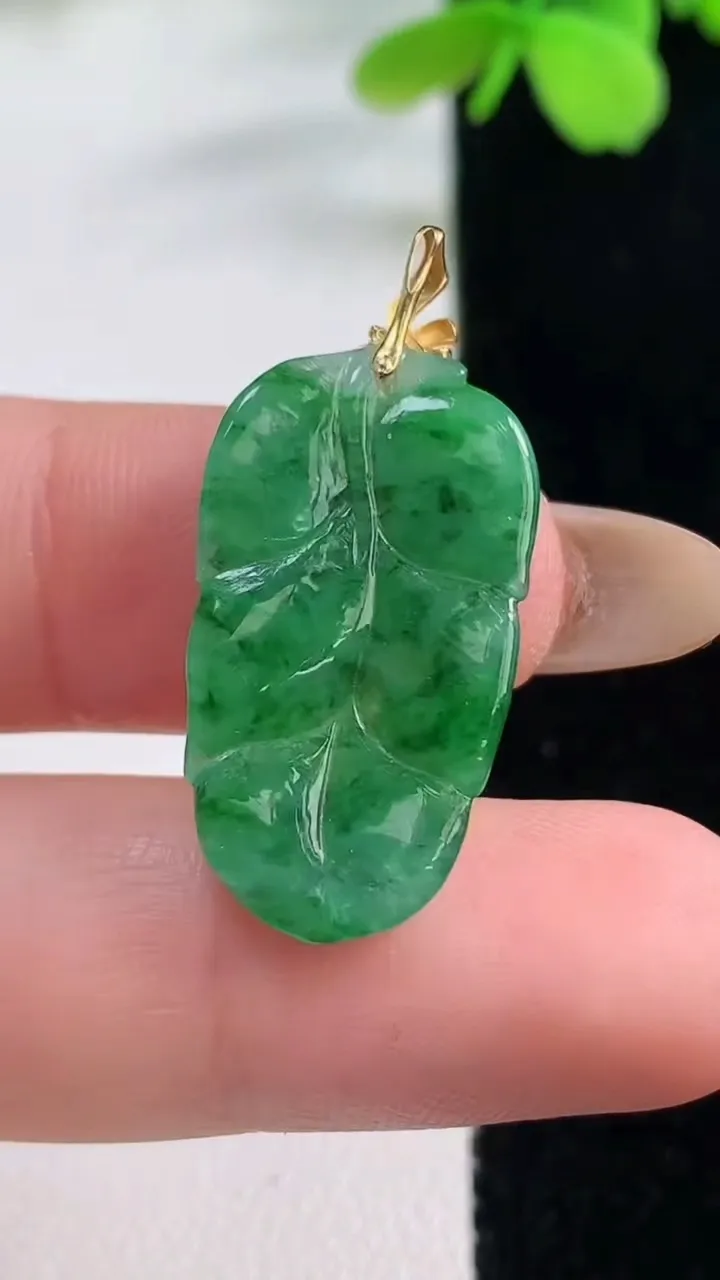 天然A货翡翠金枝玉叶 叶子吊坠，尺寸25-14.2-3，重量:2.32g
11月2日