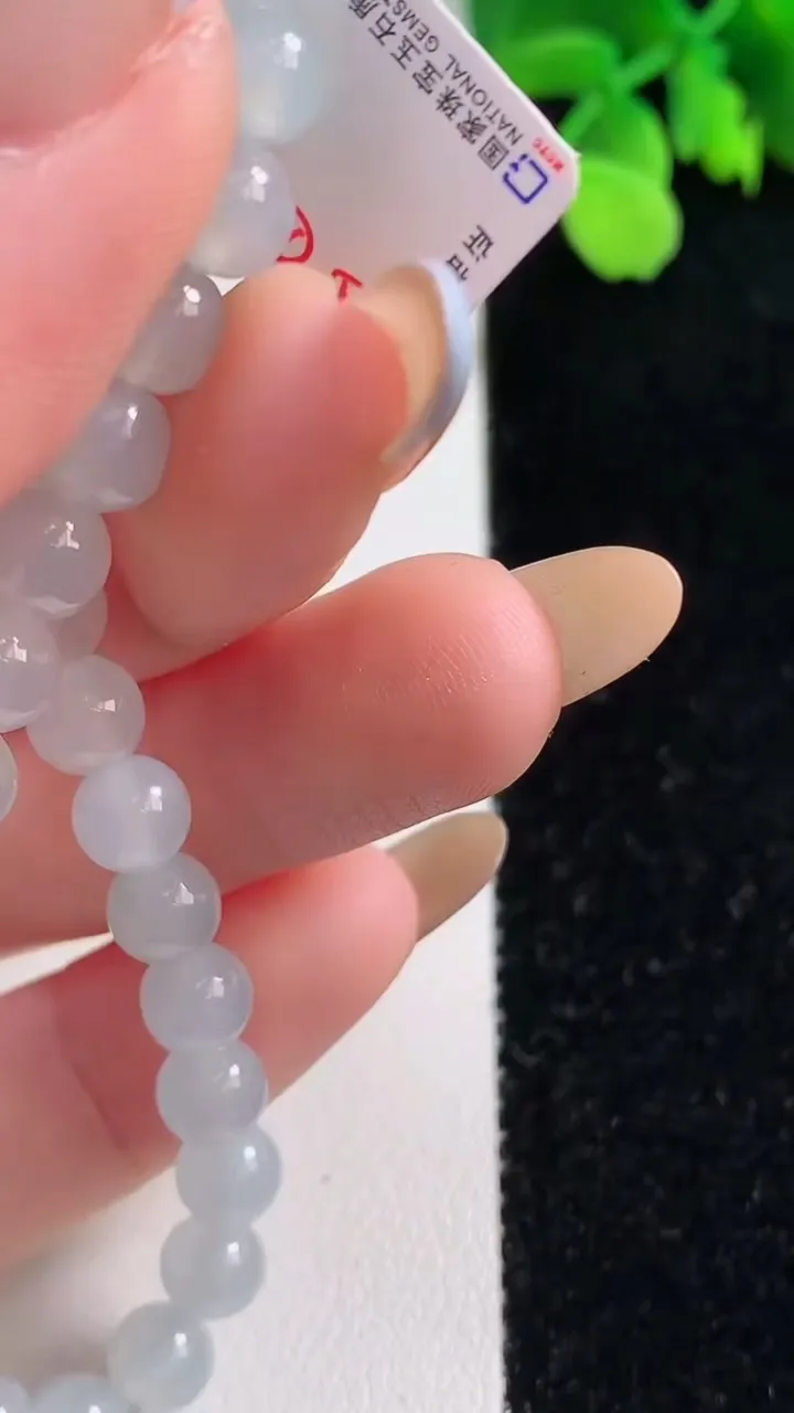 天然A货翡翠种白冰圆珠手串，尺寸6-30颗，重量:12.90g11月2日
工厂直销收藏佳品,种好水足，色泽均匀，有种有色，上手高大气！