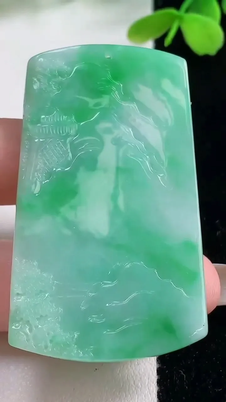 天然A货翡翠山水牌吊坠，尺寸54.9-31.8-6.6，重量:28.53g
11月2日