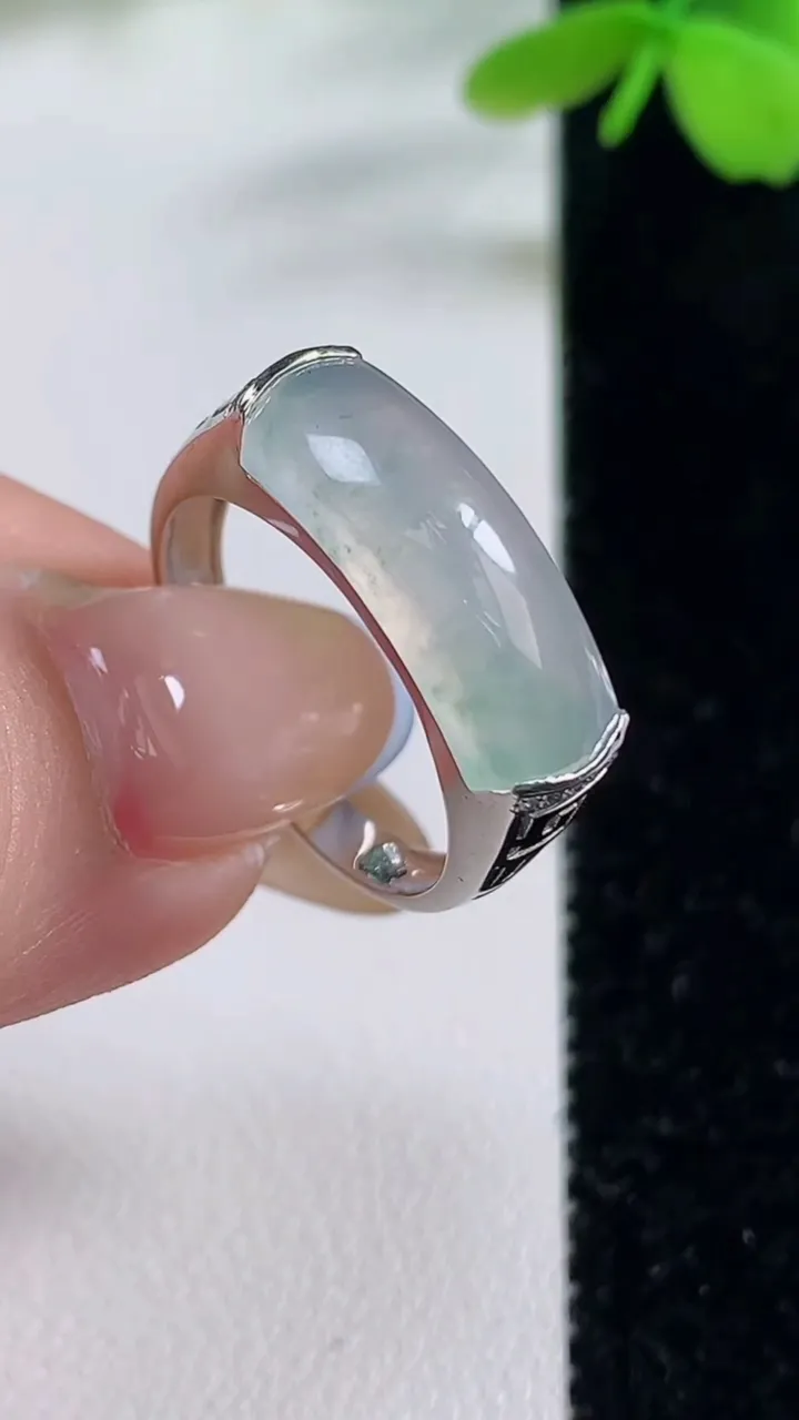 天然A货翡翠种飘花马鞍戒指，尺寸18.3-5.9-4.6，重量:4.32g2025年11月2日
工厂