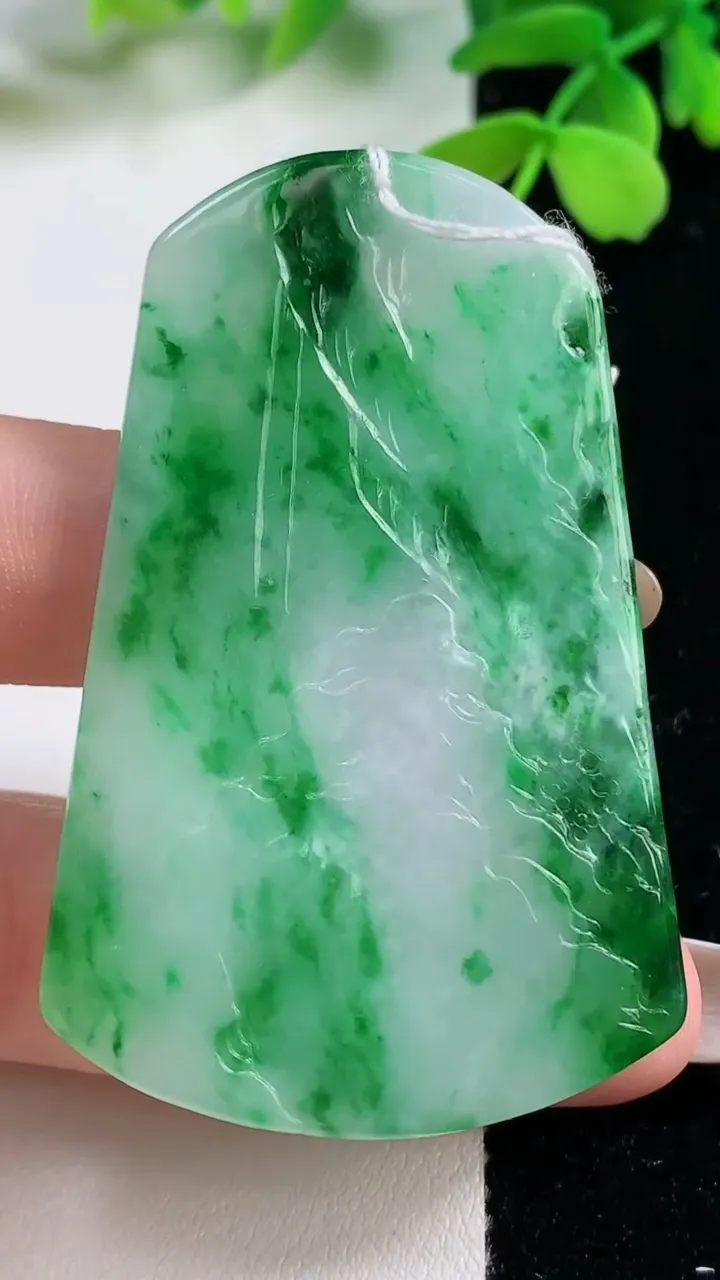 天然A货翡翠山水牌吊坠，尺寸57.5-36.4-5.2，重量:21.60g
11月2日