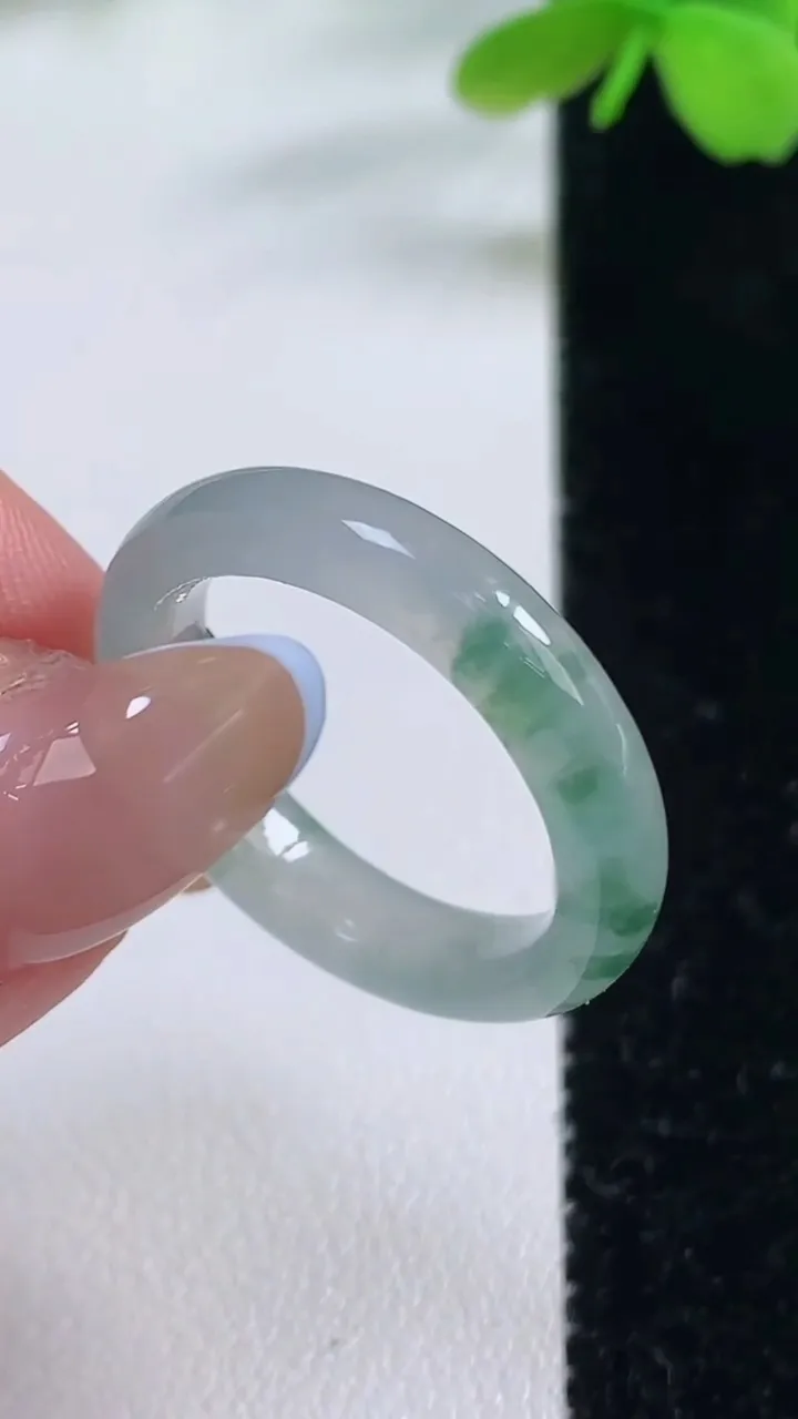 天然A货翡翠冰种飘花指环戒指，尺寸19.7-4.9-3.4，重量:3.84g2025年11月2日
工厂直销收藏佳品,种好水足，色泽均匀，有种有色，上手高大气！