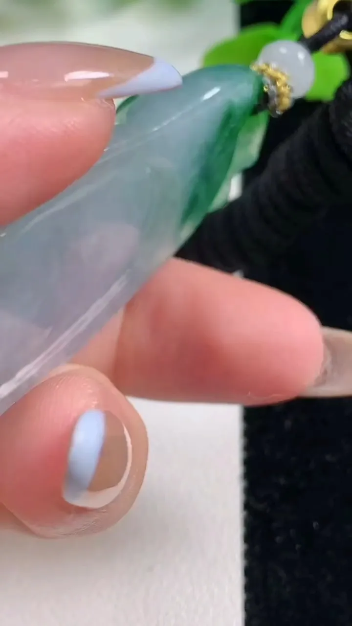 天然A货翡翠梅花鹿吊坠，尺寸55-27.6-13.3，重量:30.95g
11月2日