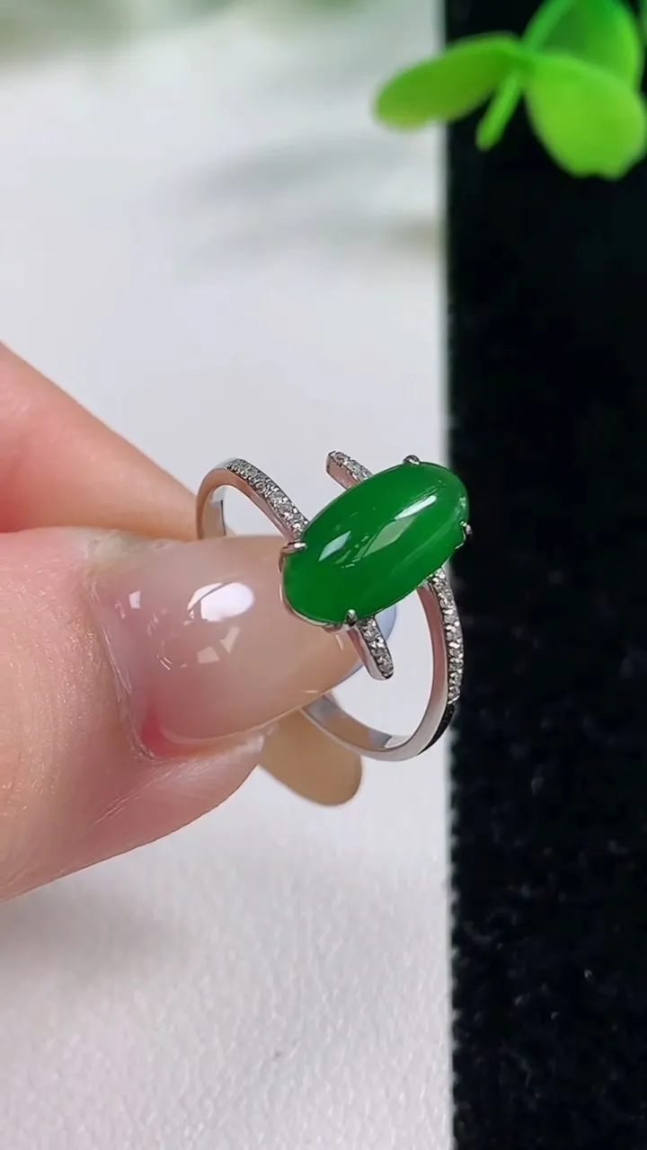 天然A货翡翠蛋面戒指，尺寸17.5-11.4-5.6-4.4，重量:2.61g2025年11月2日
工厂直销收藏佳品,种好水足，色泽均匀，有种有色，上手高大气！