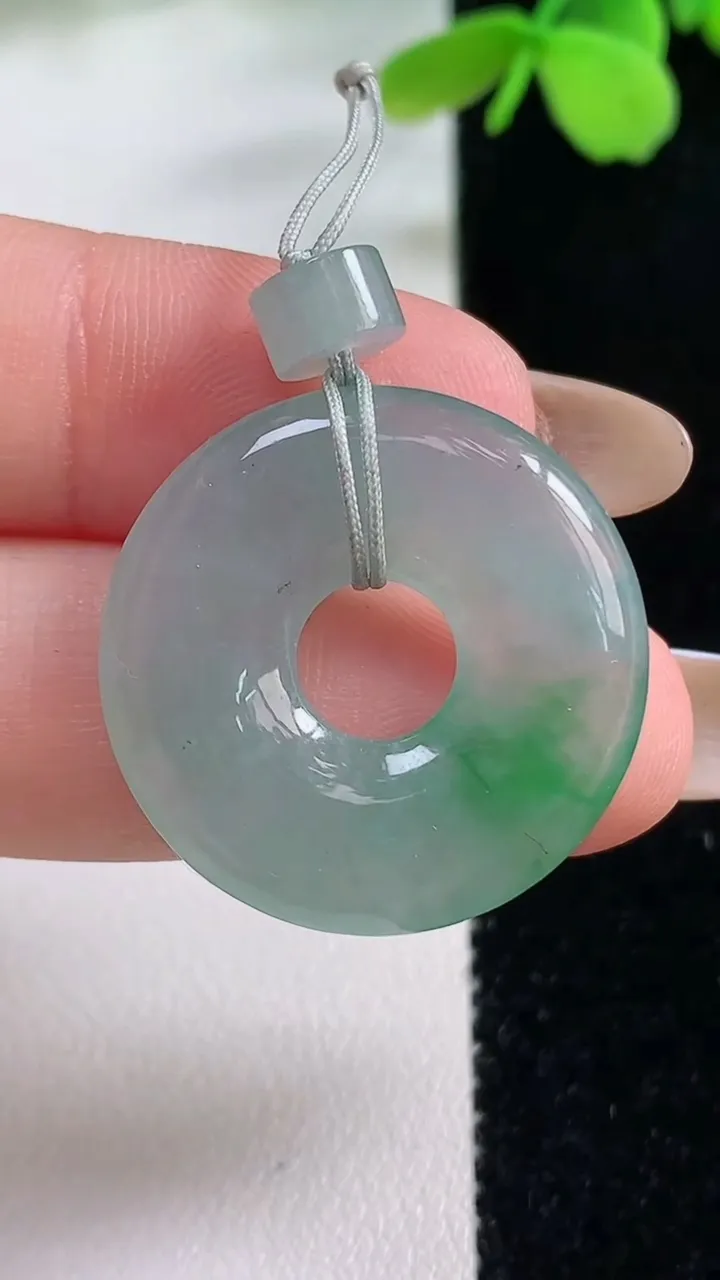 天然A货翡翠平安环吊坠，尺寸25.4-4，重量:5.73g
11月2日