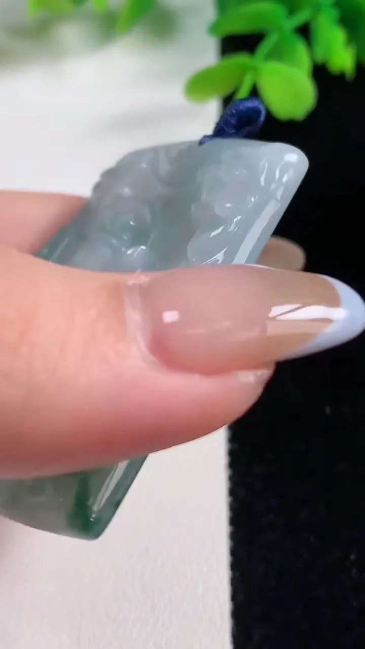 天然A货翡翠冰种飘花普贤菩萨吊坠，尺寸50-45.5-5.6，重量:25.97g
11月2日