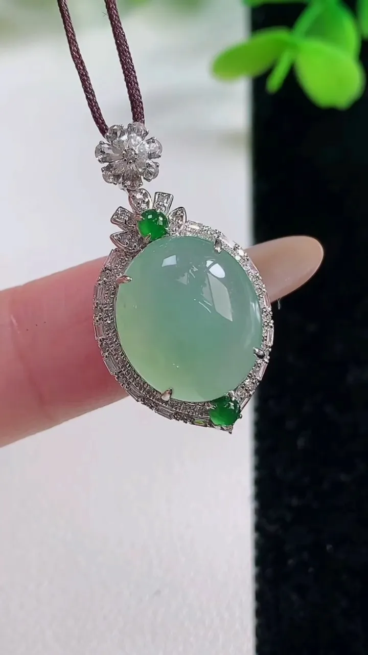 天然A货翡翠蛋面吊坠，尺寸28.1-14.9-9.5，裸石13.7-12重量:3.32g
11月2日