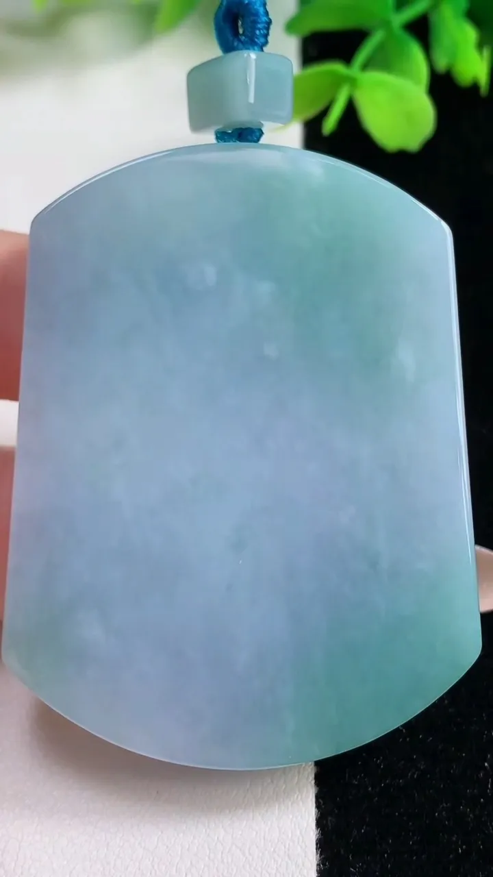 天然A货翡翠春带彩紫罗兰无事牌吊坠，尺寸56.6-42.4-6.1，重量:41.81g
11月2日