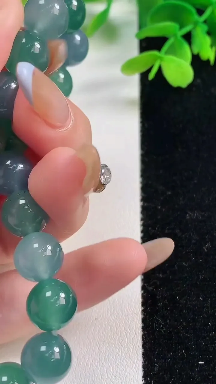 天然A货翡翠圆珠手串，尺寸9.7-20颗，重量:33.27g11月2日
工厂直销收藏佳品,种好水足，色泽均匀，有种有色，上手高大气！