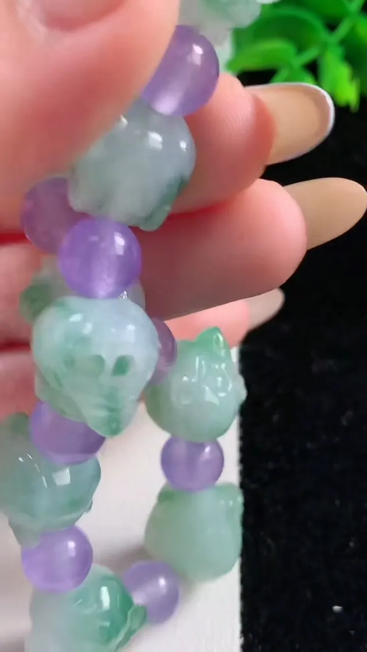 天然A货翡翠种飘花狼头手串，尺寸12.6-12-12.3-10颗，重量:42.01g11月2日
工厂直销收藏佳品,种好水足，色泽均匀，有种有色，上手高大气！