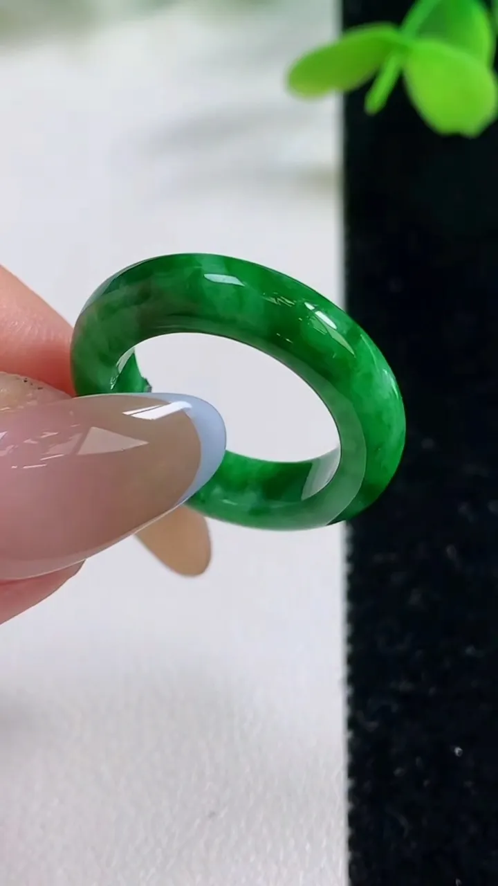 天然A货翡翠指环戒指，尺寸16.4-4.7-3.4，重量:3.50g2025年11月2日
工厂直销收藏佳品,种好水足，色泽均匀，有种有色，上手高大气！