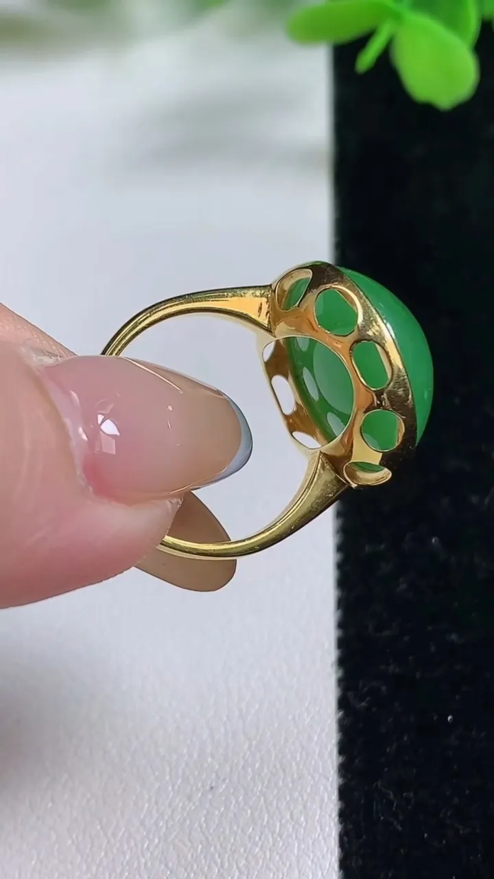 天然A货翡翠蛋面戒指，尺寸17.6-18.4-9.3，重量:6.42g2025年11月2日
工厂直销收藏佳品,种好水足，色泽均匀，有种有色，上手高大气！