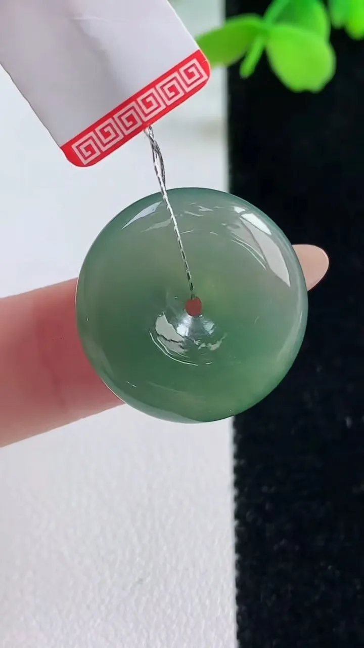 天然A货翡翠平安扣吊坠，尺寸21-5，重量:4.97g
11月2日