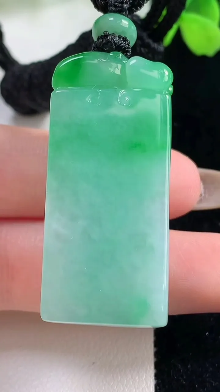 天然A货翡翠麒麟吊坠，尺寸42.5-18.2-14.4，重量:28.28g
11月2日