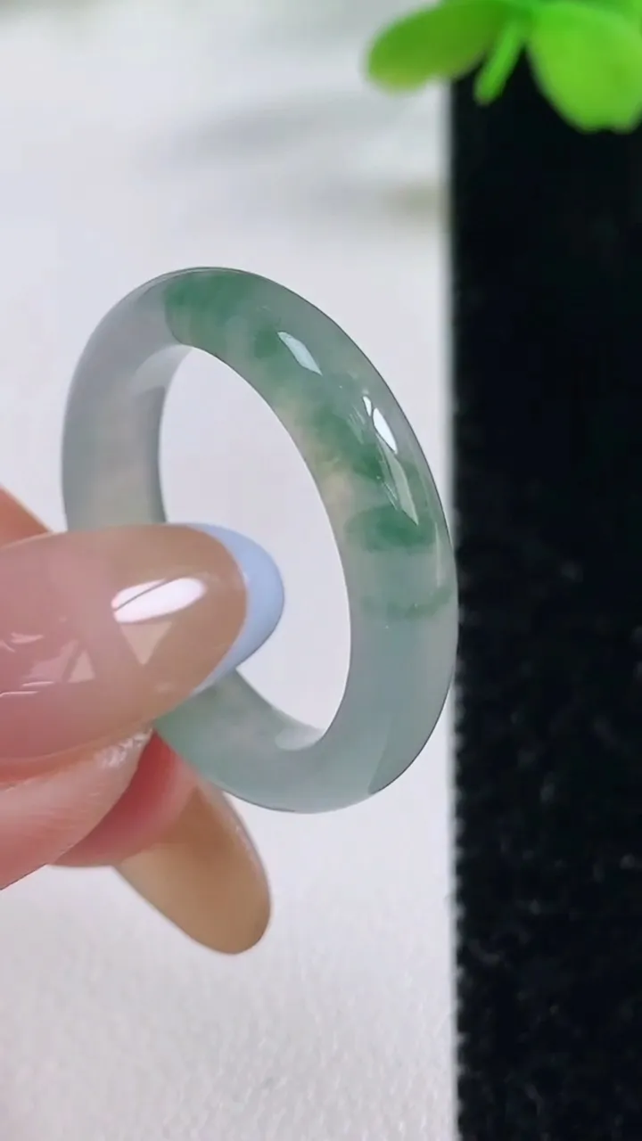 天然A货翡翠冰种飘花指环戒指，尺寸19.7-4.9-3.4，重量:3.84g2025年11月2日
工厂直销收藏佳品,种好水足，色泽均匀，有种有色，上手高大气！