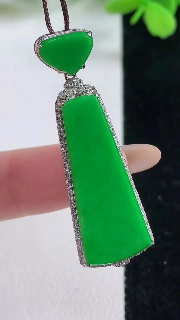 天然A货翡翠无事牌吊坠，尺寸42.3-14.2-4.9，裸石30.3-13重量:4.74g
11月3