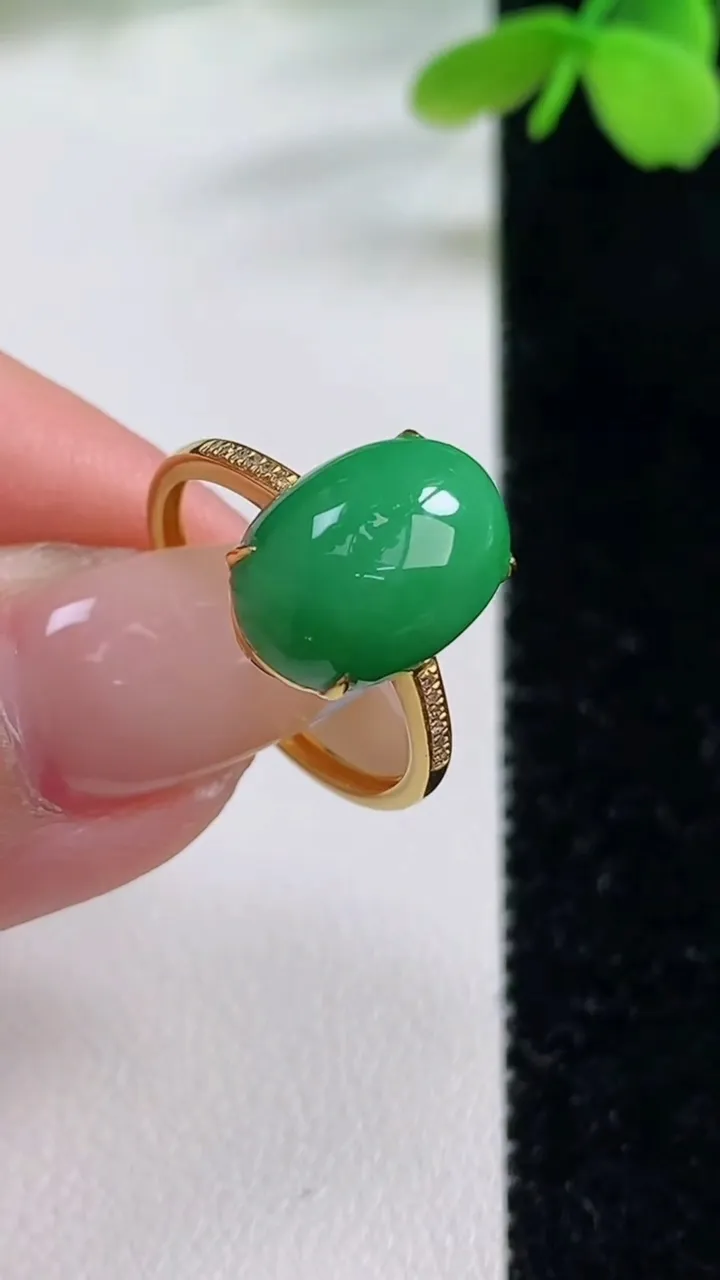 天然A货翡翠蛋面戒指，尺寸17.3-13-9.2-6.6，重量:2.26g2025年11月2日
工厂