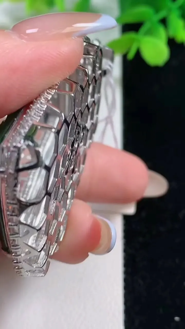 天然A货翡翠山水牌吊坠，尺寸38.9-36-11.2，裸石40.2-30.5重量:17.03g
11月2日