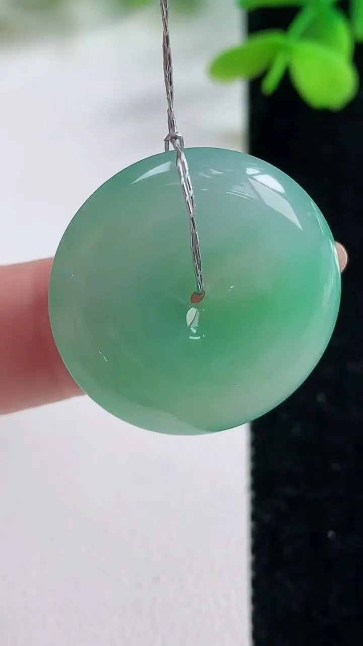 天然A货翡翠平安扣吊坠，尺寸25.3-5.6，重量:7.61g
11月2日