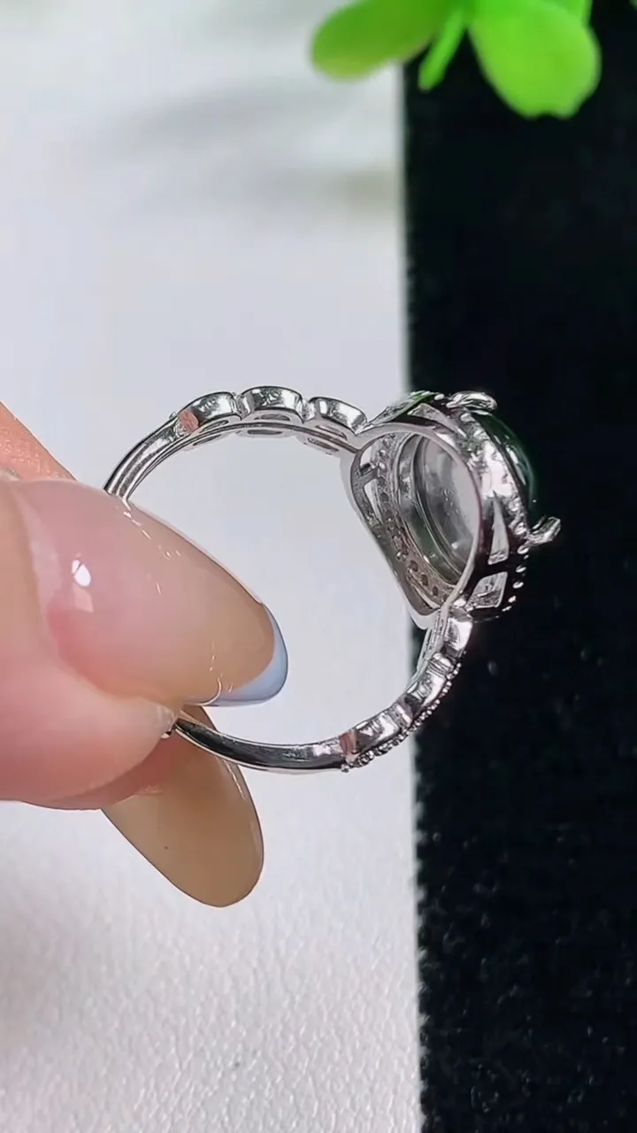 天然A货翡翠蛋面戒指，尺寸11.8-9.7-5.5，重量:2.93g2025年11月2日
工厂直销收藏佳品,种好水足，色泽均匀，有种有色，上手高大气！