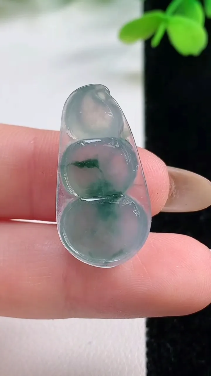 天然A货翡翠冰种飘花福豆吊坠，尺寸28-14.4-5，重量:3.31g
11月2日