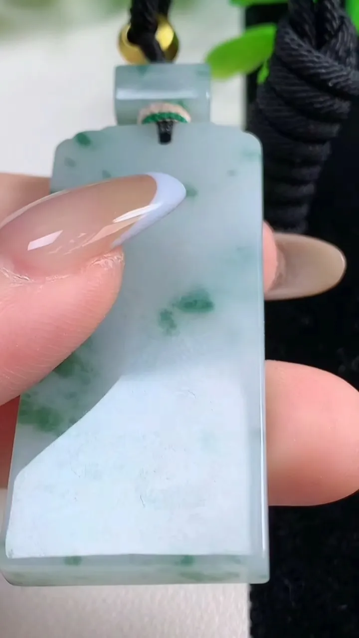 天然A货翡翠飘花仿古无事牌吊坠，尺寸52.3-22.7-5.1，重量:25.21g
11月2日