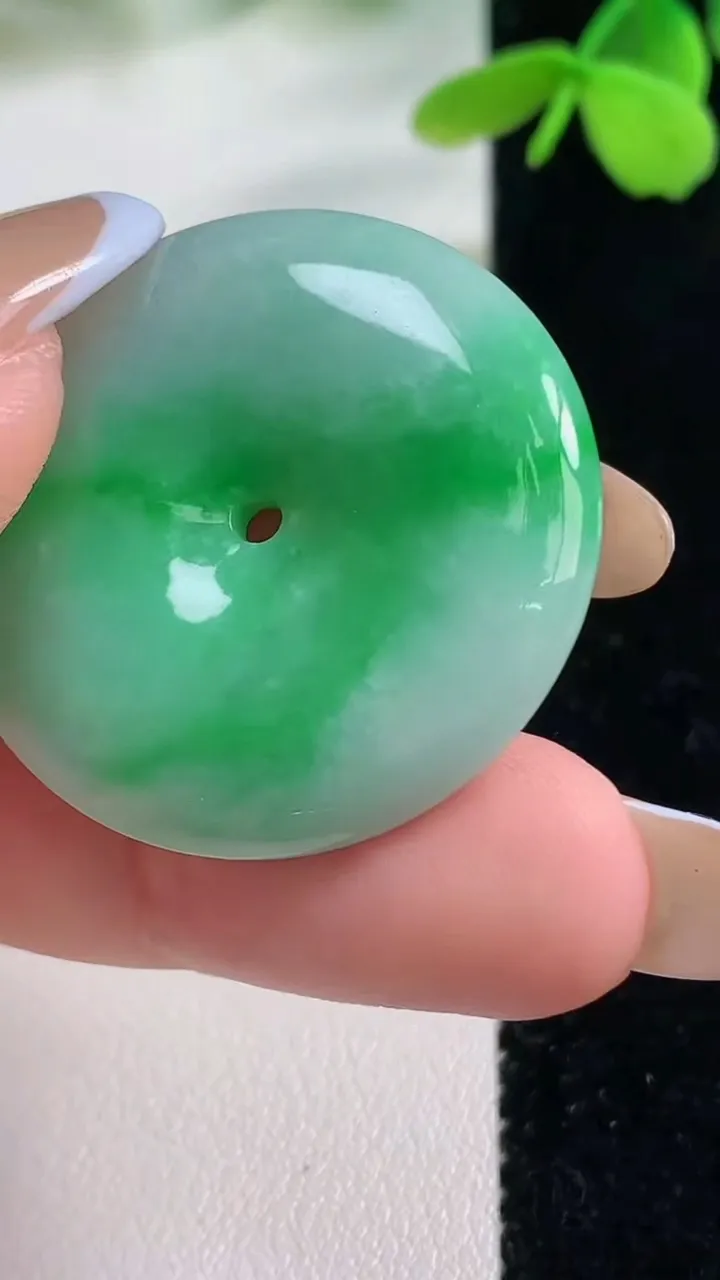 天然A货翡翠平安扣吊坠，尺寸32-6，重量:13.03g
11月2日