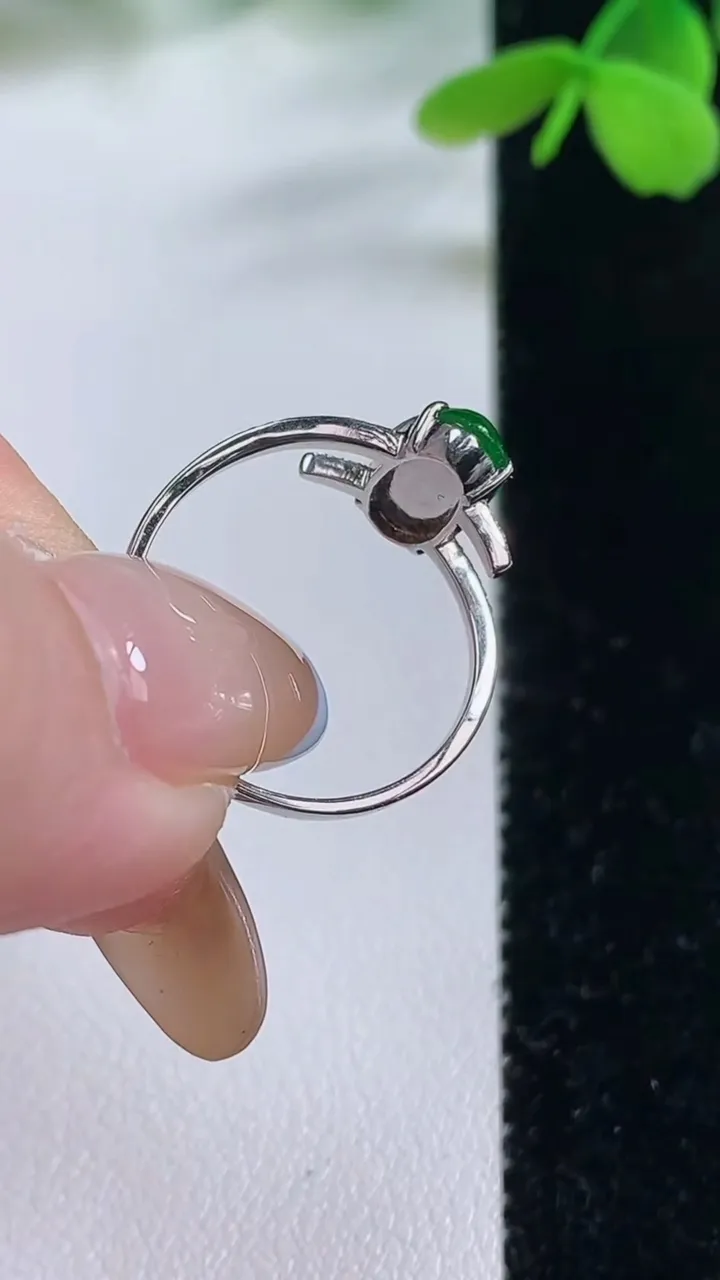 天然A货翡翠蛋面戒指，尺寸17.5-11.4-5.6-4.4，重量:2.61g2025年11月2日
工厂直销收藏佳品,种好水足，色泽均匀，有种有色，上手高大气！