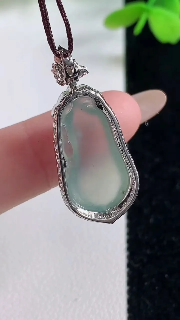 天然A货翡翠种飘花福瓜吊坠，尺寸29.6-13.2-7.3，裸石19.6-10.8重量:3.10g
11月2日