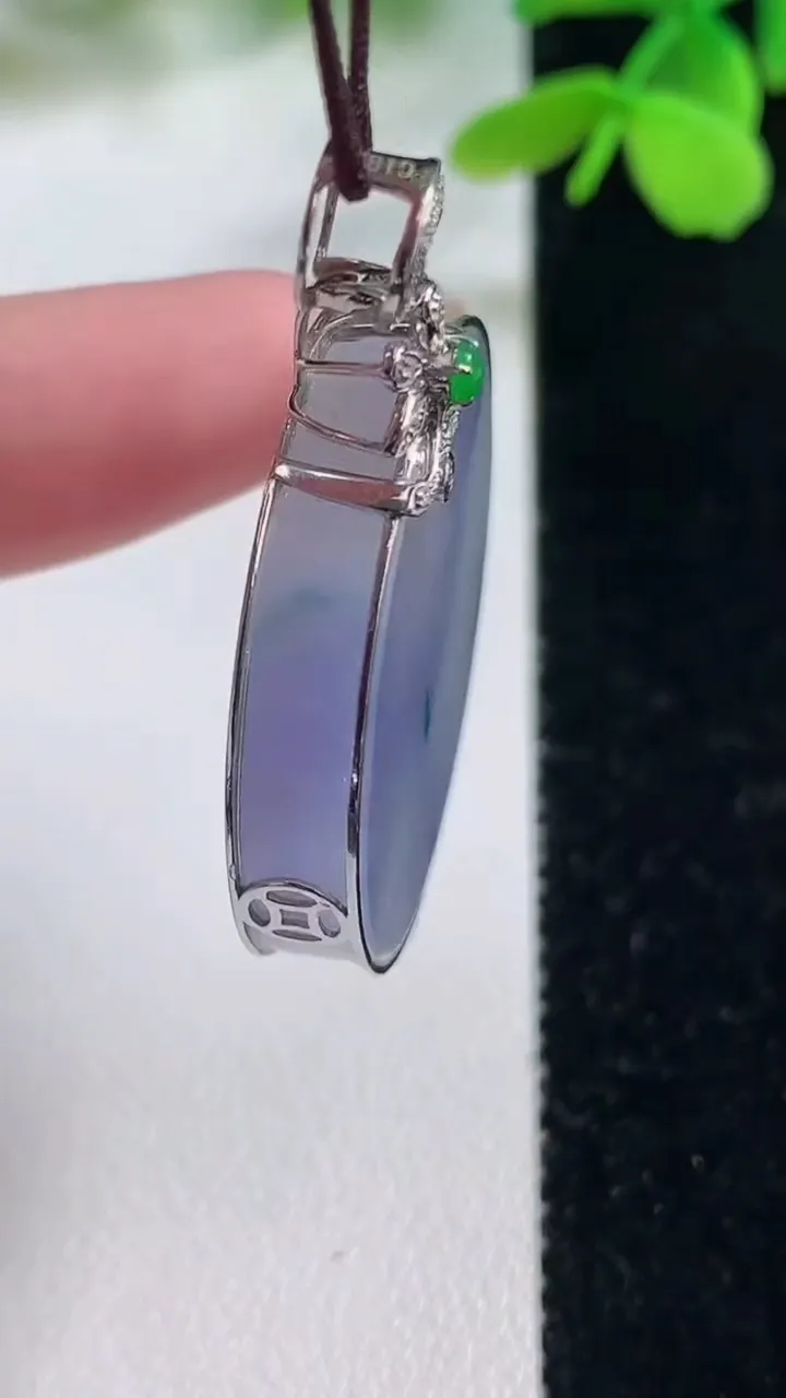 天然A货翡翠18K金紫罗兰飘花无事牌吊坠，尺寸29.3-6.1，重量:13.78g
11月2日