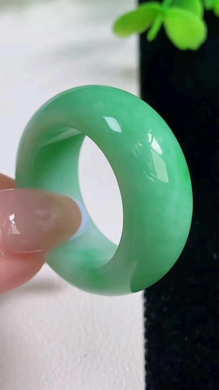 天然A货翡翠指环扳指，尺寸22-11.5-5.7，重量:16.70g2025年11月2日
工厂直销收藏佳品,种好水足，色泽均匀，有种有色，上手高大气！