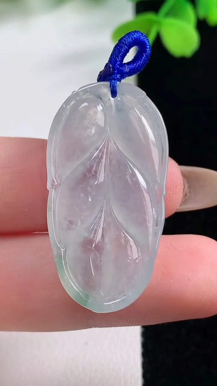 天然A货翡翠冰种飘花金枝玉叶 叶子吊坠，尺寸34.3-18.2-5.6，重量:6.93g
11月2日
