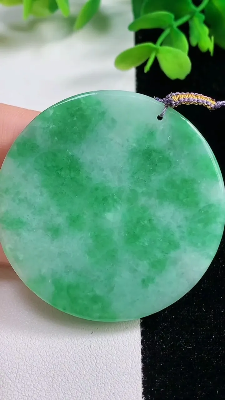 天然A货翡翠山水牌吊坠，尺寸51-4.7，重量:28.68g
11月2日
