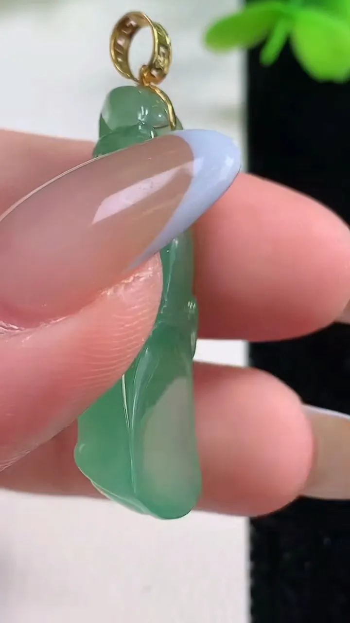 天然A货翡翠节节高升 竹节吊坠，尺寸34.7-13.3-7.4，重量:8.03g
11月2日