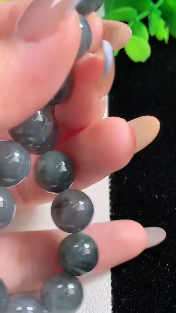 天然A货翡翠乌鸡种圆珠手串，尺寸10.7-18颗，重量:37.62g11月2日
工厂直销收藏佳品,种好水足，色泽均匀，有种有色，上手高大气！