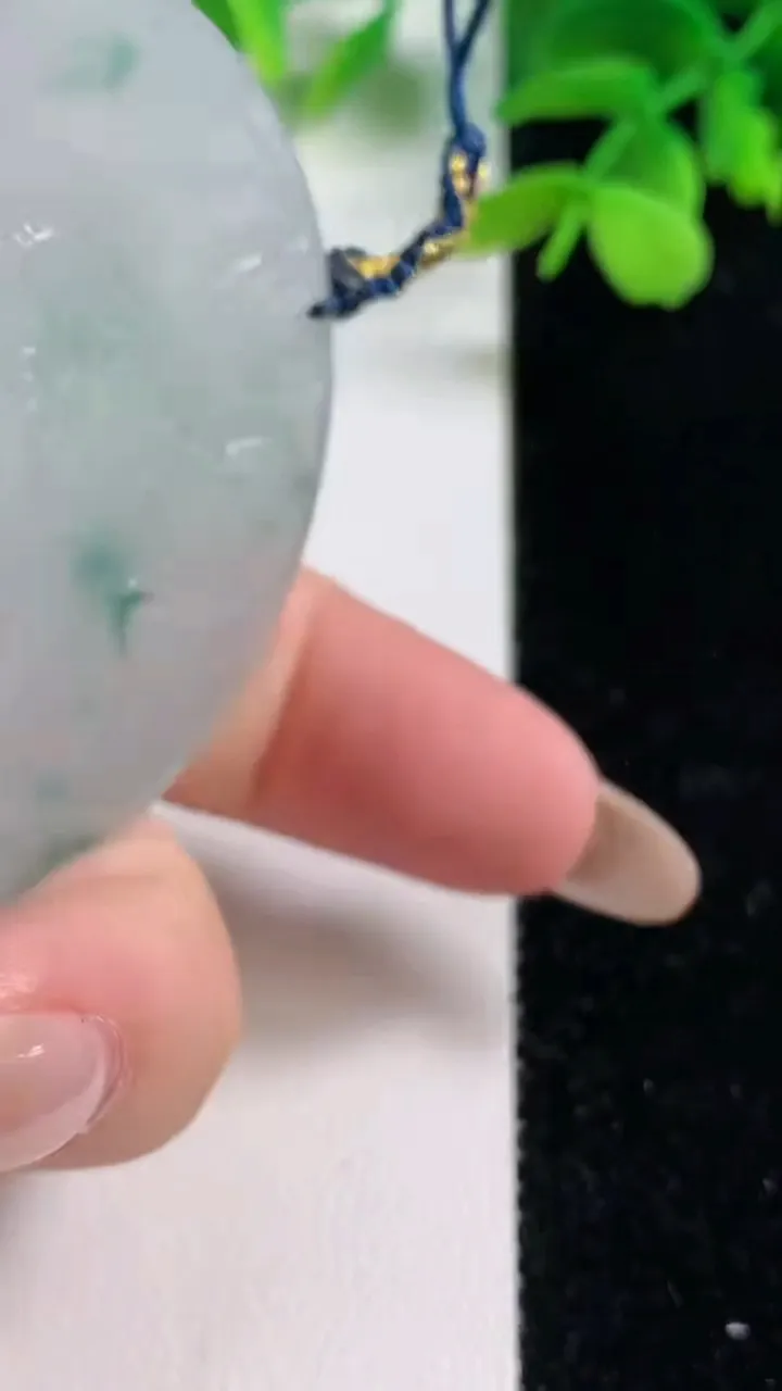 天然A货翡翠冰种飘花龙牌吊坠，尺寸52.8-10.2，重量:54.25g
11月2日