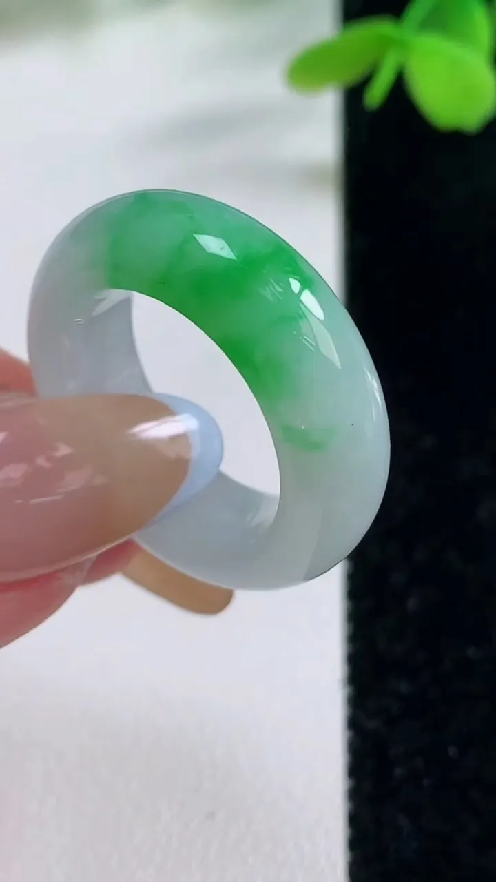 天然A货翡翠指环戒指，尺寸17.5-7.4-4.7，重量:7.61g2025年11月2日
工厂直销收