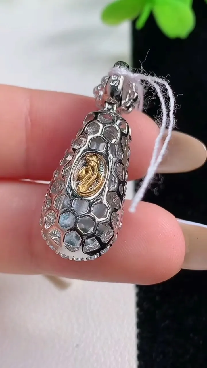 天然A货翡翠福豆吊坠，尺寸32.7-12-9.8，裸石19.7-9重量:4.09g
11月2日