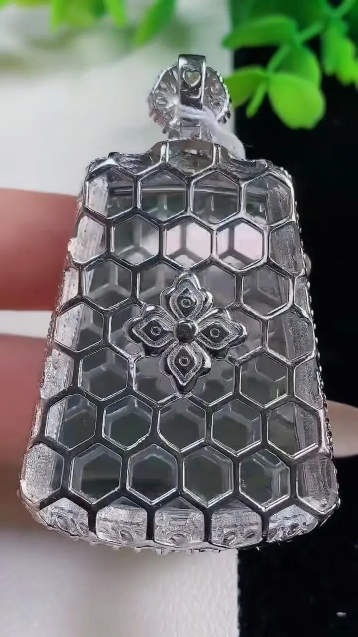 天然A货翡翠山水牌吊坠，尺寸38.9-36-11.2，裸石40.2-30.5重量:17.03g
11月2日