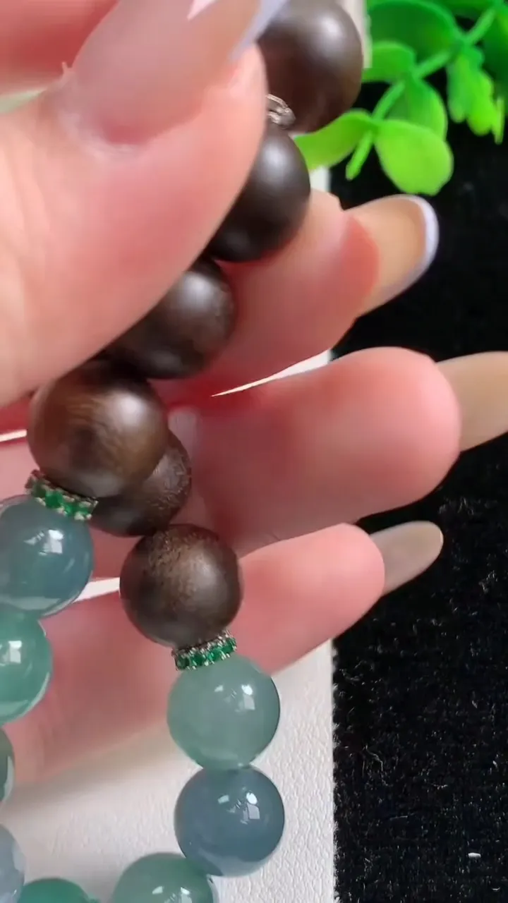 天然A货翡翠圆珠手串，尺寸9.7-8颗，重量:21.39g11月2日
工厂直销收藏佳品,种好水足，色泽均匀，有种有色，上手高大气！