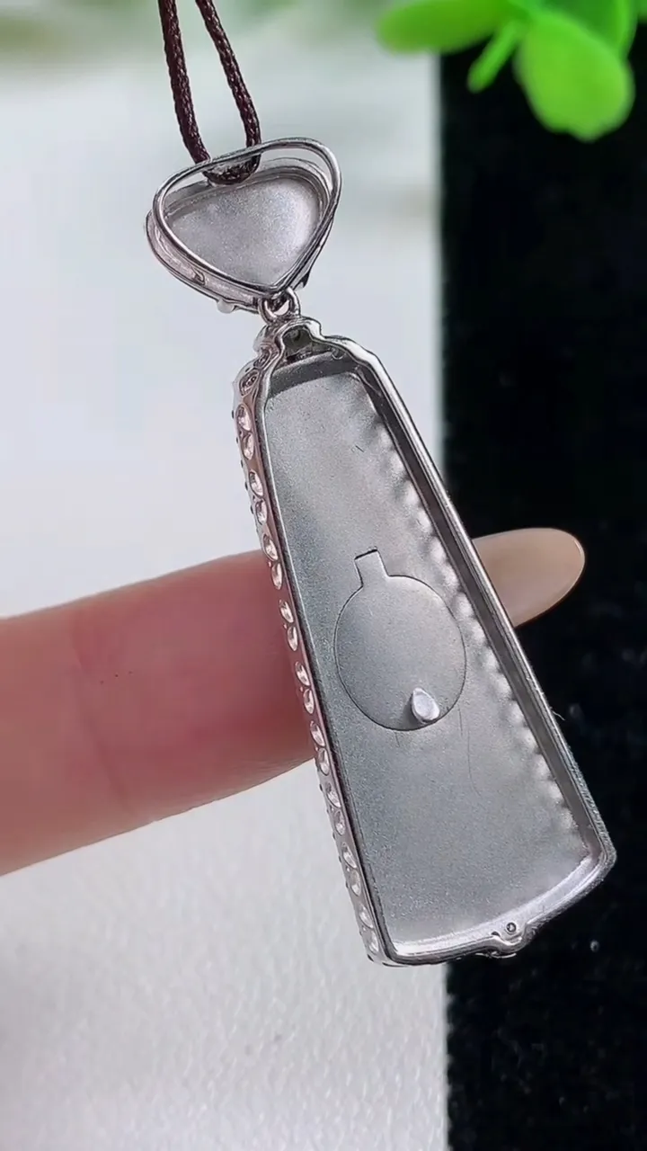 天然A货翡翠无事牌吊坠，尺寸42.3-14.2-4.9，裸石30.3-13重量:4.74g
11月3日