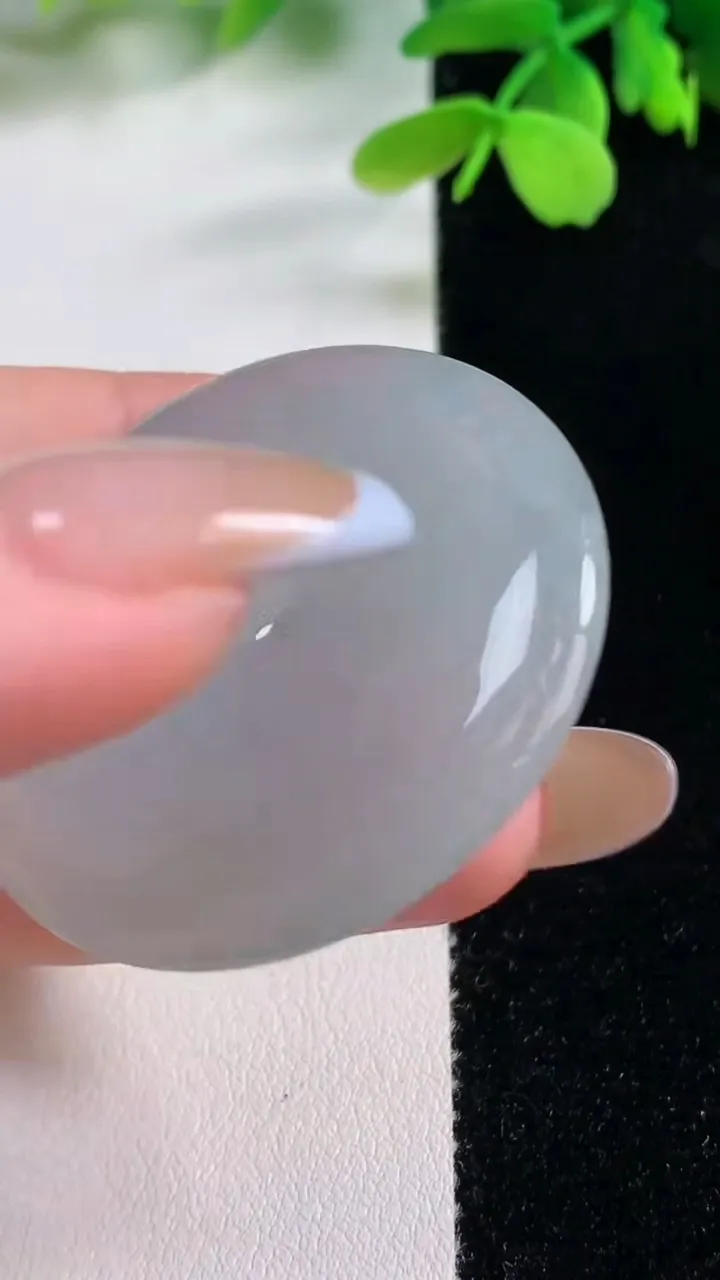 天然A货翡翠平安扣吊坠，尺寸40-5.9，重量:20.98g
11月2日