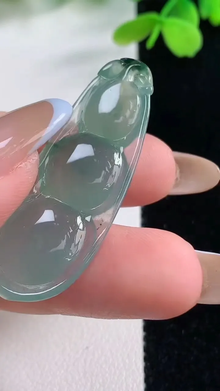 天然A货翡翠福豆吊坠，尺寸43-16-5.3，重量:6.01g
11月2日