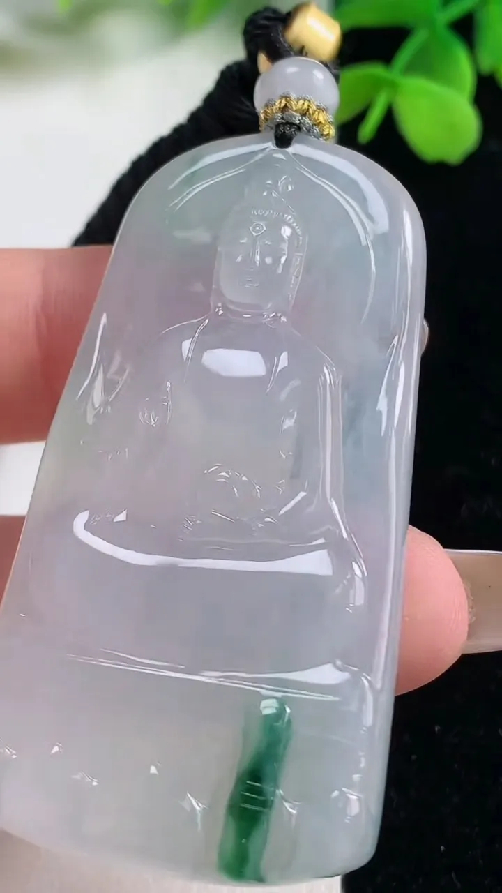 天然A货翡翠种飘花大势至菩萨吊坠，尺寸56-29.3-5.9，重量:25.00g
11月2日