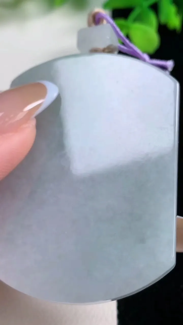 天然A货翡翠无事牌吊坠，尺寸55-41-5.7，重量:35.24g
11月2日