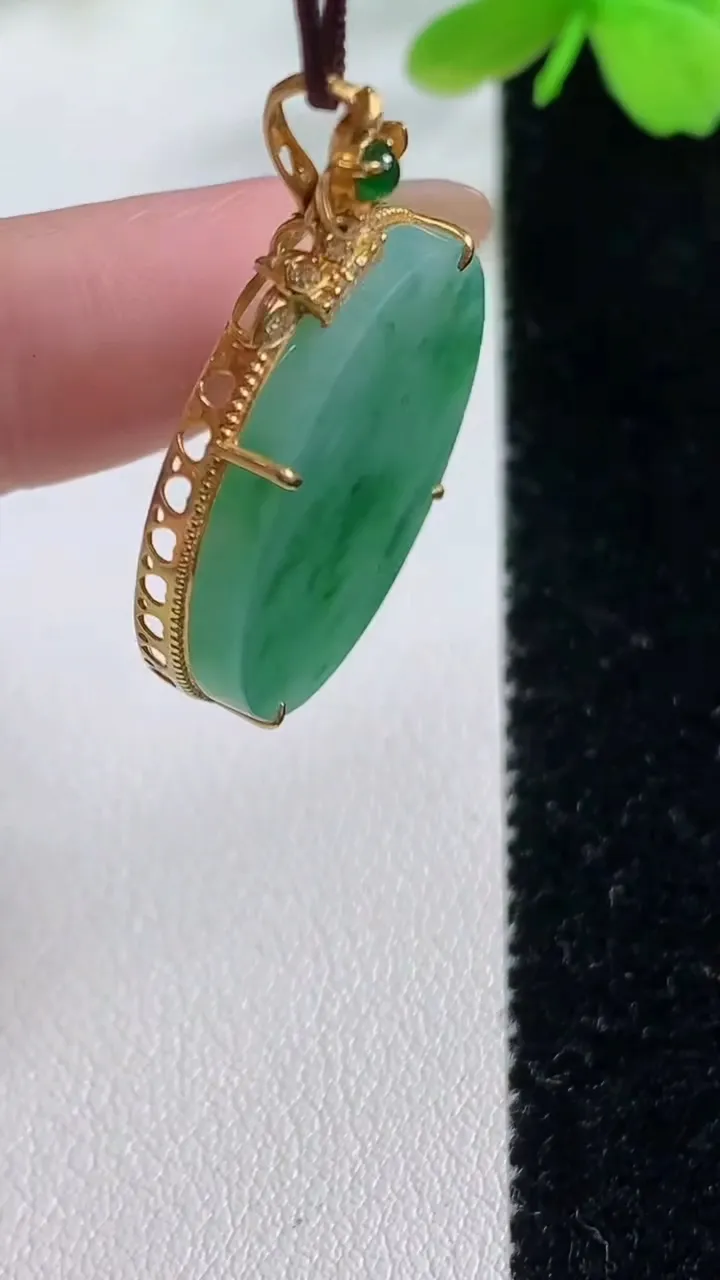 天然A货翡翠无事牌吊坠，尺寸32.2-24.5-5.7，23.5重量:5.69g
11月2日
