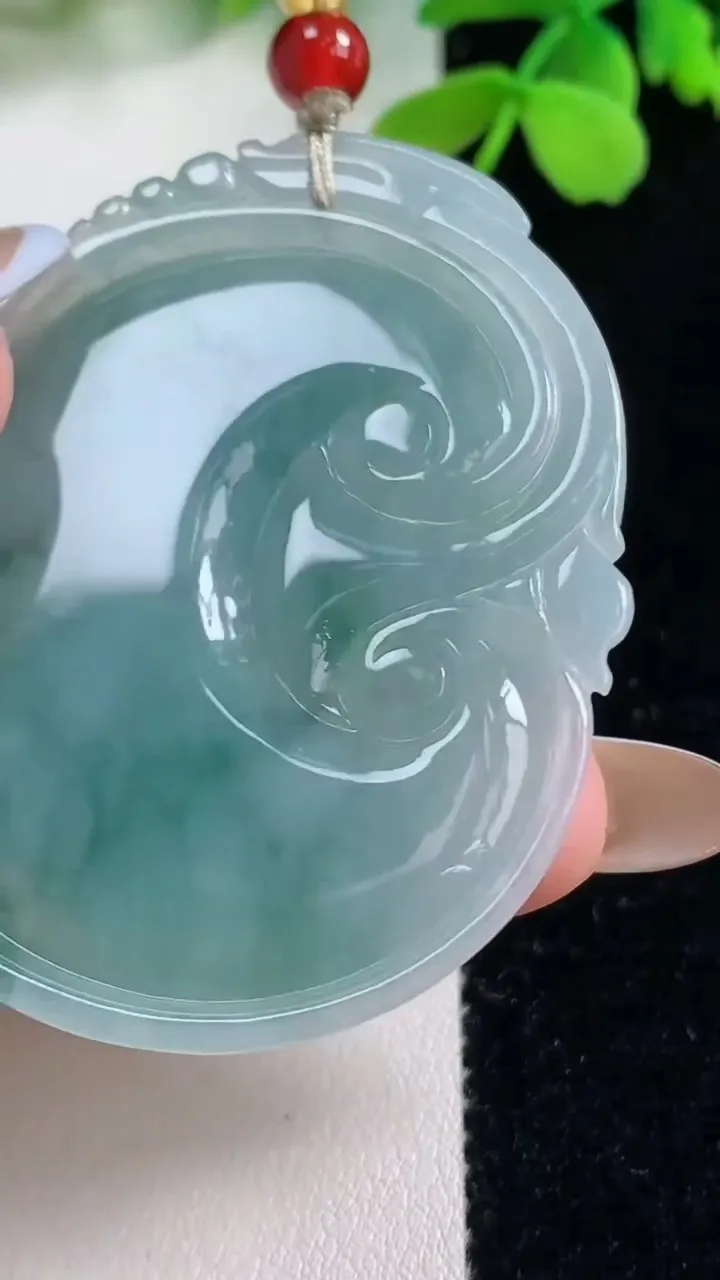 天然A货翡翠冰种飘花如意吊坠，尺寸54.8-42-6.7，重量:26.00g
11月2日